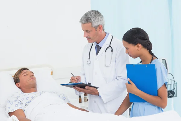 Doctor explaining report to patient — Stock Photo, Image