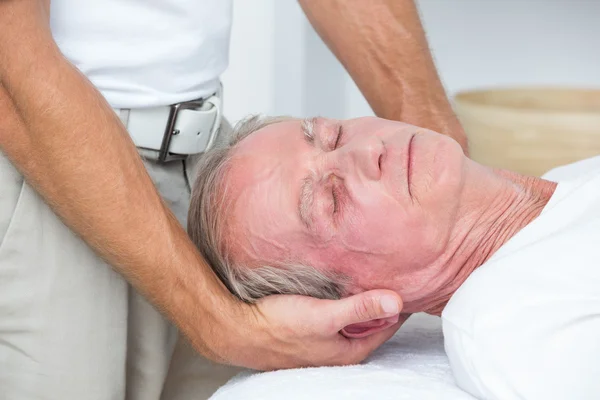 Hombre recibiendo masaje en el cuello — Foto de Stock