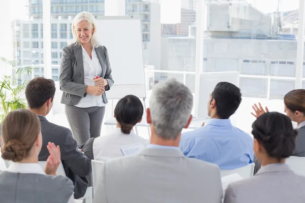 Geschäftsfrau hält Rede während eines Treffens — Stockfoto