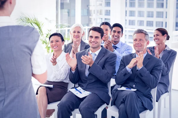 Empresários aplaudindo durante reunião — Fotografia de Stock