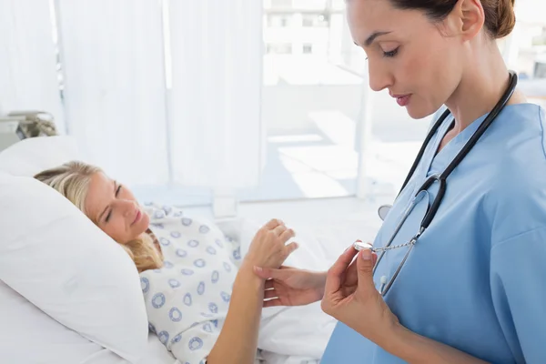 Doctor checking her patients heartbeat — Stock Photo, Image