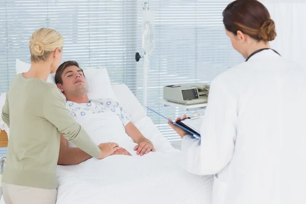 Médicos cuidando al paciente — Foto de Stock