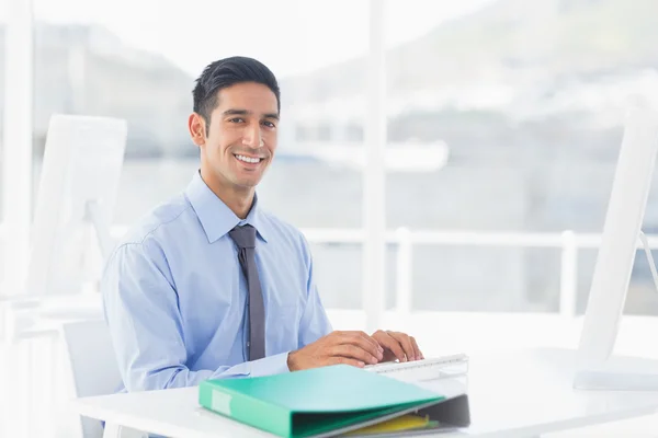 Homem de negócios sorrindo usando computador — Fotografia de Stock
