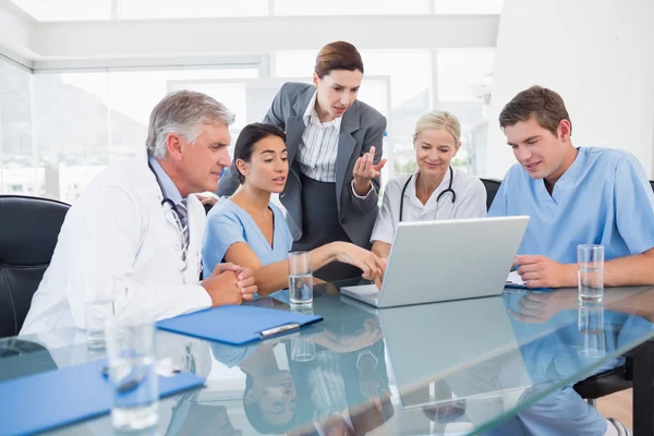 Team av läkare och affärskvinna med ett möte — Stockfoto