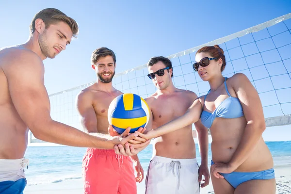 Grupo de amigos sosteniendo voleibol — Foto de Stock