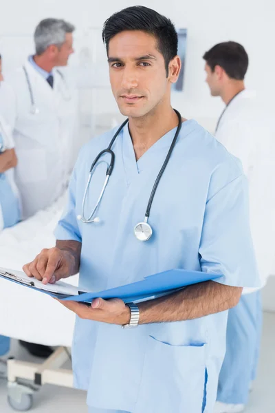 Berichtslesung mit Kollegen und Patienten im Rücken — Stockfoto