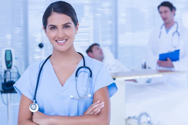 Glimlachende dokter kijkend naar camera — Stockfoto