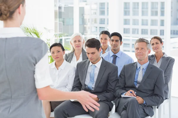 Business folk lyssnar under meting — Stockfoto