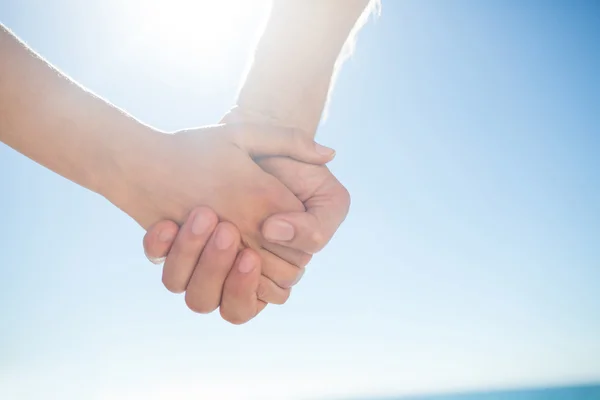 Pareja caminando de la mano — Foto de Stock