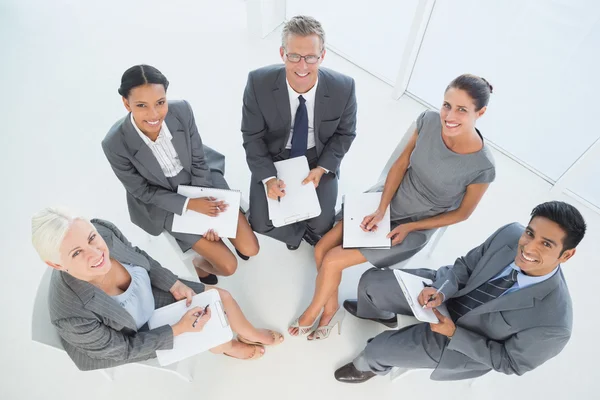 Empresários em reunião de sala de reuniões — Fotografia de Stock