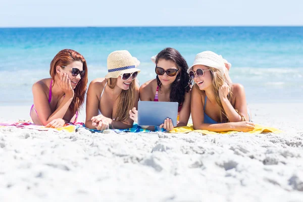 Happy vrienden bril van de zon en het gebruik van Tablet PC — Stockfoto