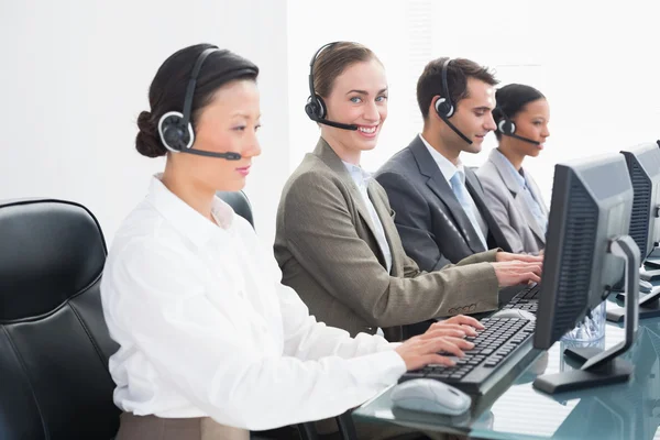 Affärsmän med headset använder datorer — Stockfoto