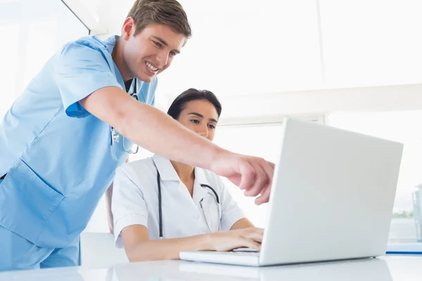 Doctors working with laptop computer — Stock Photo, Image