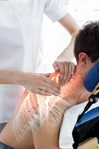 Gemarkeerde rug van man op fysiotherapie — Stockfoto