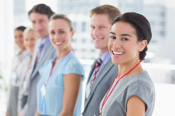 Equipo de negocios de pie en fila y sonriendo a la cámara —  Fotos de Stock