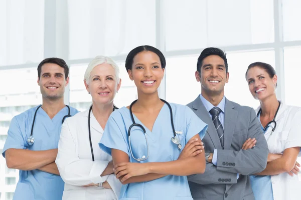 Portrait de médecins confiants avec bras croisés — Photo