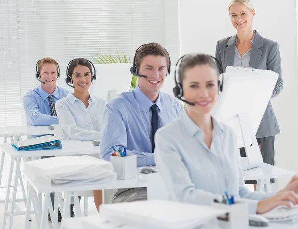 Gerente e equipe de negócios sorrindo para a câmera — Fotografia de Stock