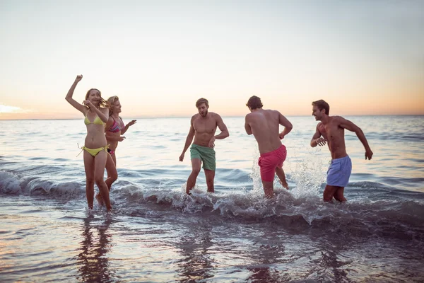 Happy vrienden plezier in het water — Stockfoto