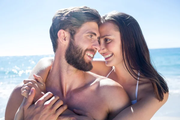 Happy couple hugging and smiling at each other — Stock Photo, Image