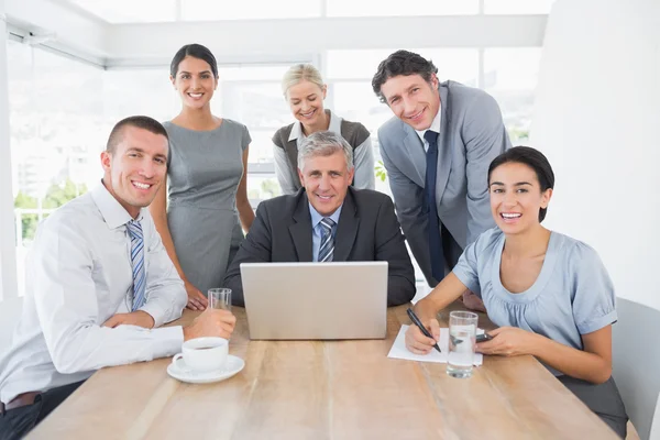 Glimlachend business team samen te werken — Stockfoto