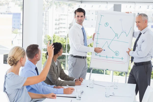 Geschäftsmann erklärt die Grafik auf dem Whiteboard — Stockfoto