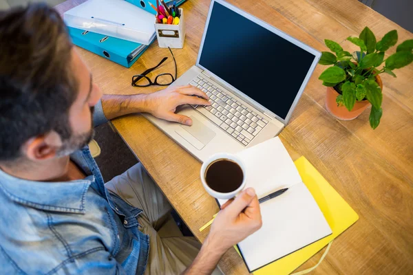 Homme d'affaires occasionnel travaillant à son bureau — Photo