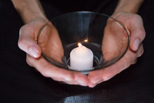 Mani che tengono la candela — Foto Stock