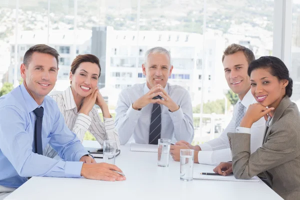 Equipe de negócios sorrindo para a câmera — Fotografia de Stock