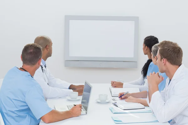 Equipo de médicos teniendo una reunión — Foto de Stock