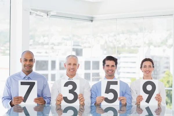 Sorrindo equipe de negócios mostrando papel com classificação — Fotografia de Stock