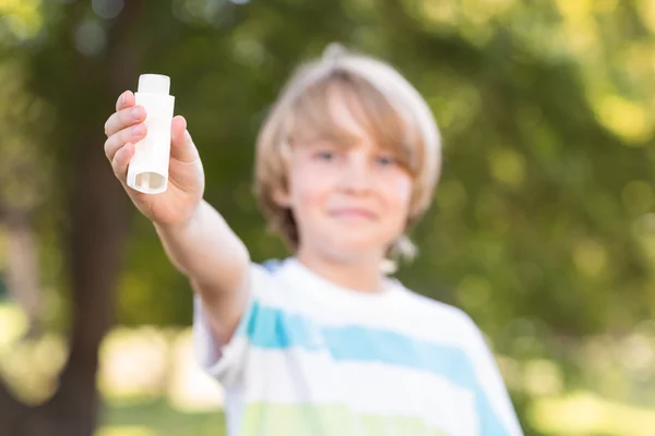 Kleiner Junge mit seinem Inhalator — Stockfoto