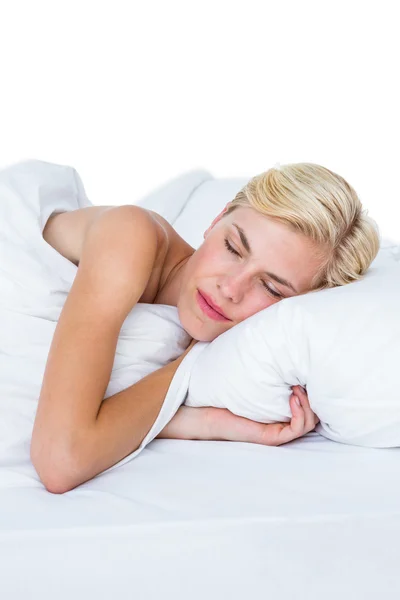 Lächelnde Frau, die in ihrem Bett schläft — Stockfoto