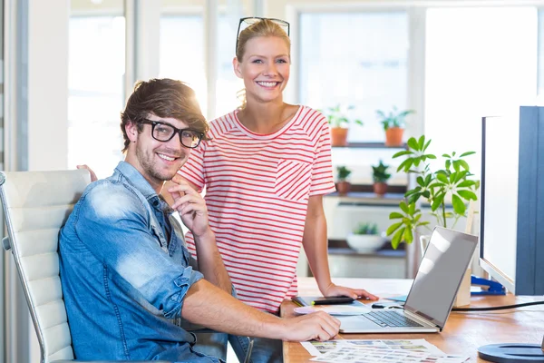 Smiling colleagues looking at camera — Stock Photo, Image