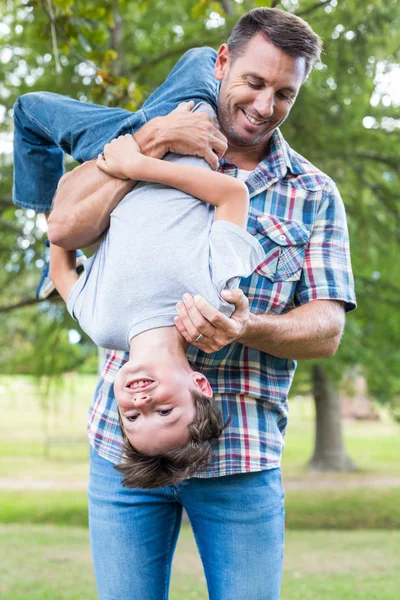 Πατέρας και γιος, διασκεδάζοντας στο πάρκο — Φωτογραφία Αρχείου