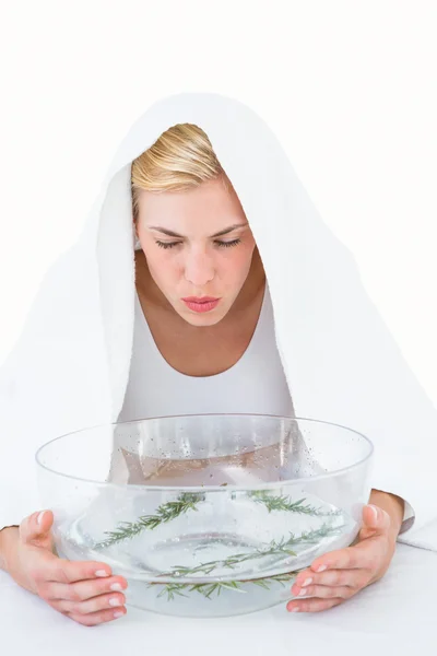 Mujer inhalando hierbas medicinales — Foto de Stock