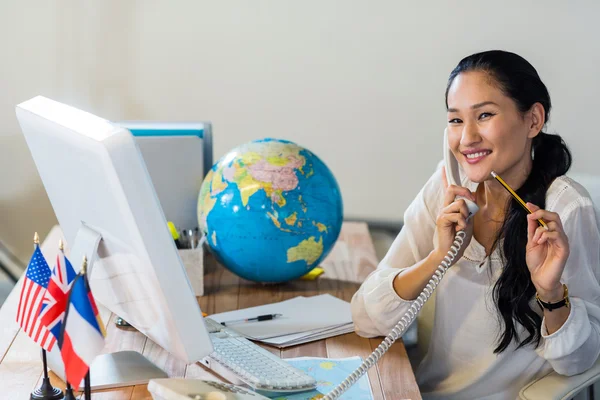 Mooie zakenvrouw gelet telefoongesprek — Stockfoto