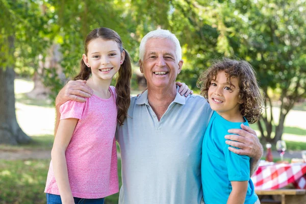 Utvidgade familjen leende i parken — Stockfoto