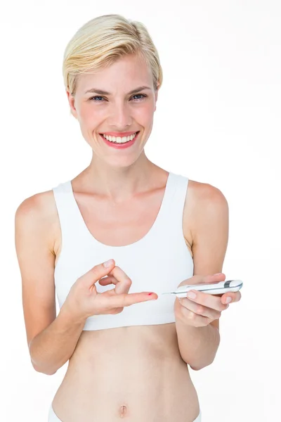 Vrouw doen test met bloed glucose monitor — Stockfoto