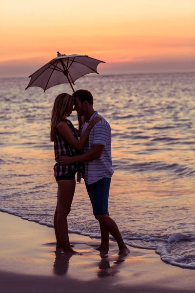 Coppia abbraccio in spiaggia — Foto Stock