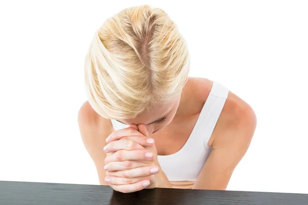 Красивая блондинка молится — стоковое фото