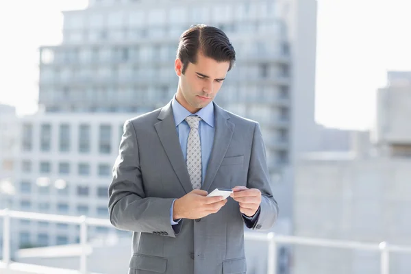 Hombre de negocios mensajes de texto con teléfono móvil —  Fotos de Stock