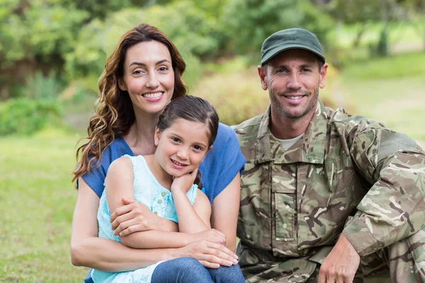 Kjekk soldat gjenforent med familien. – stockfoto
