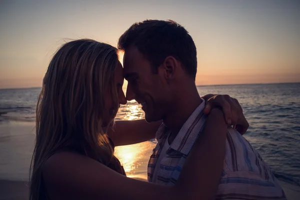 Pareja abrazándose en la playa —  Fotos de Stock