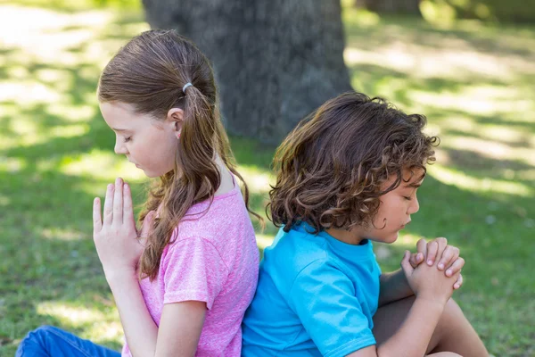 Petits frères et sœurs faisant des grimaces drôles à la caméra — Photo