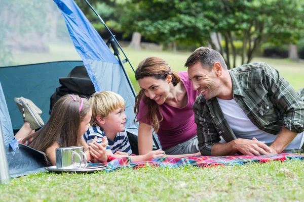 Família feliz no parque juntos — Fotografia de Stock