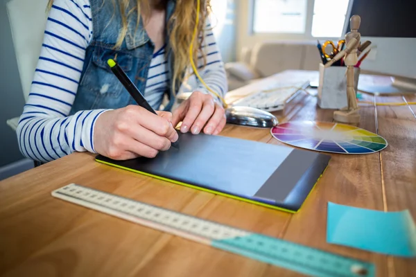 Návrhář pracující s barevný kotouč a digitizér — Stock fotografie