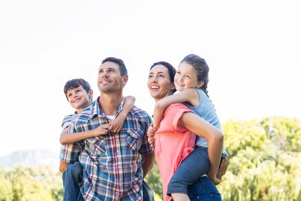 Familie in het park samen — Stockfoto