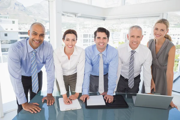 Geschäftsteam bei Besprechung — Stockfoto