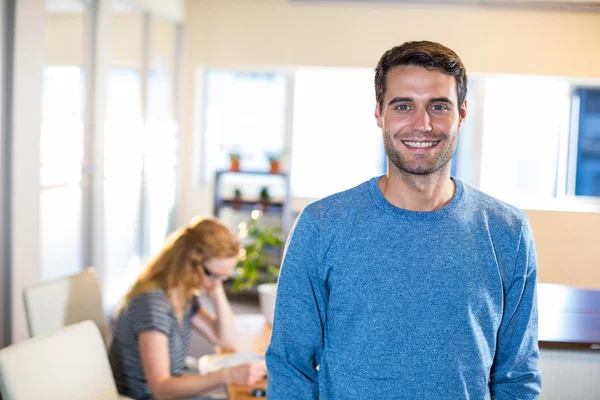 Smiling casual businessman posing — Stockfoto