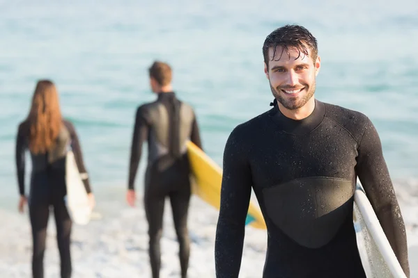 Meg a strandon szörf wetsuits — Stock Fotó